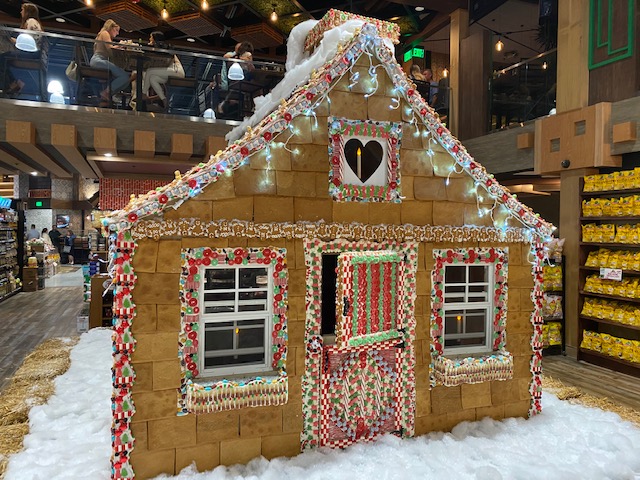 gingerbread house, making gingerbread houses, gingerbread house facts, small business ideas, holiday cookies, holiday activities, Christmas cookies, Christmas activities
